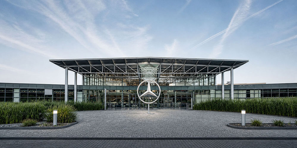 Architettura esterna del Mercedes-Benz Kundencenter di Brema con la mostra Future Now!