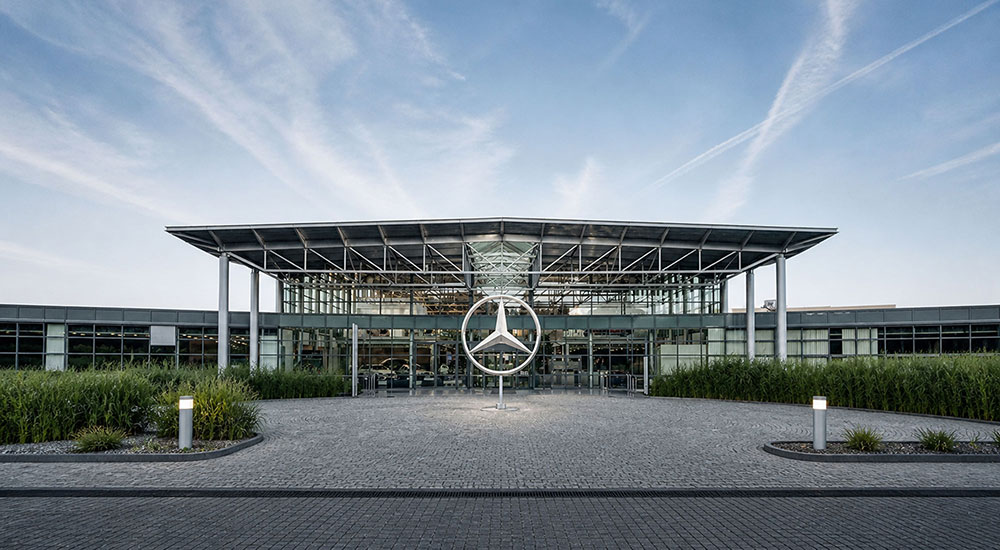 Arquitetura exterior do Mercedes-Benz Kundencenter Bremen com a exposição Future Now