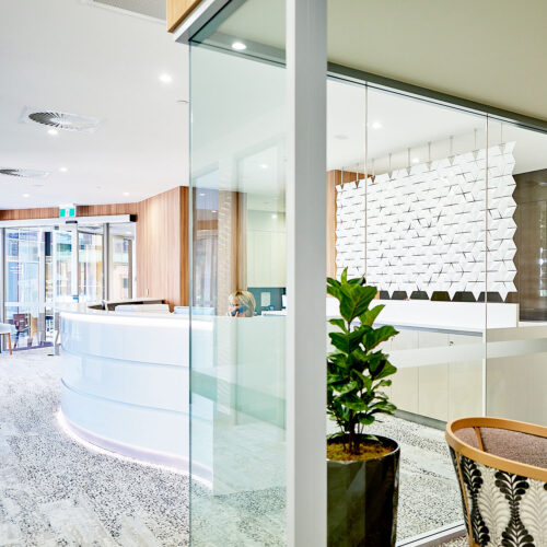 Design del desk di reception con divisorio Facet presso la clinica medica BCNC a Brisbane