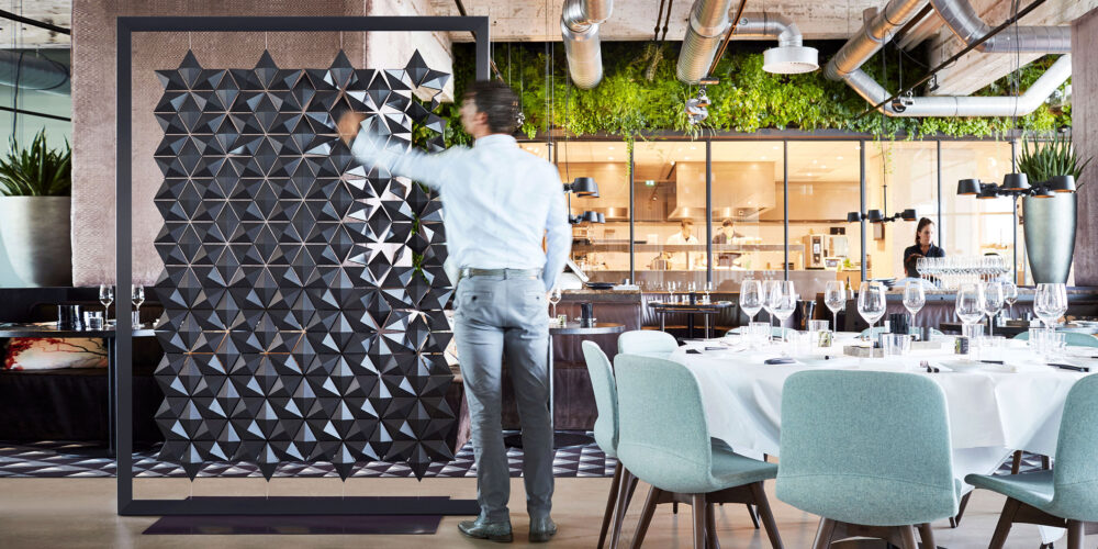Moderno restaurant e bar partition che separa sala e bar in un interno contemporaneo