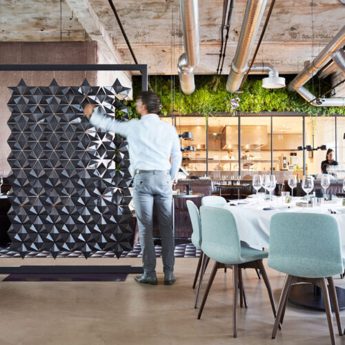 Divisória moderna para restaurante e bar a separar a zona de refeições e o bar num interior contemporâneo