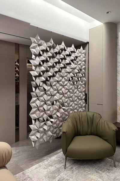 Divisória de ambiente deslizante Facet em cinza pérola numa calha deslizante branca, criando privacidade e elegância ao cobrir a entrada do elevador de um loft moderno.