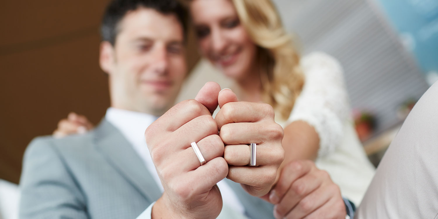 Bas van Leeuwen and Mireille Meijs wearing Wedding Ring Set ONE by Bloomming.